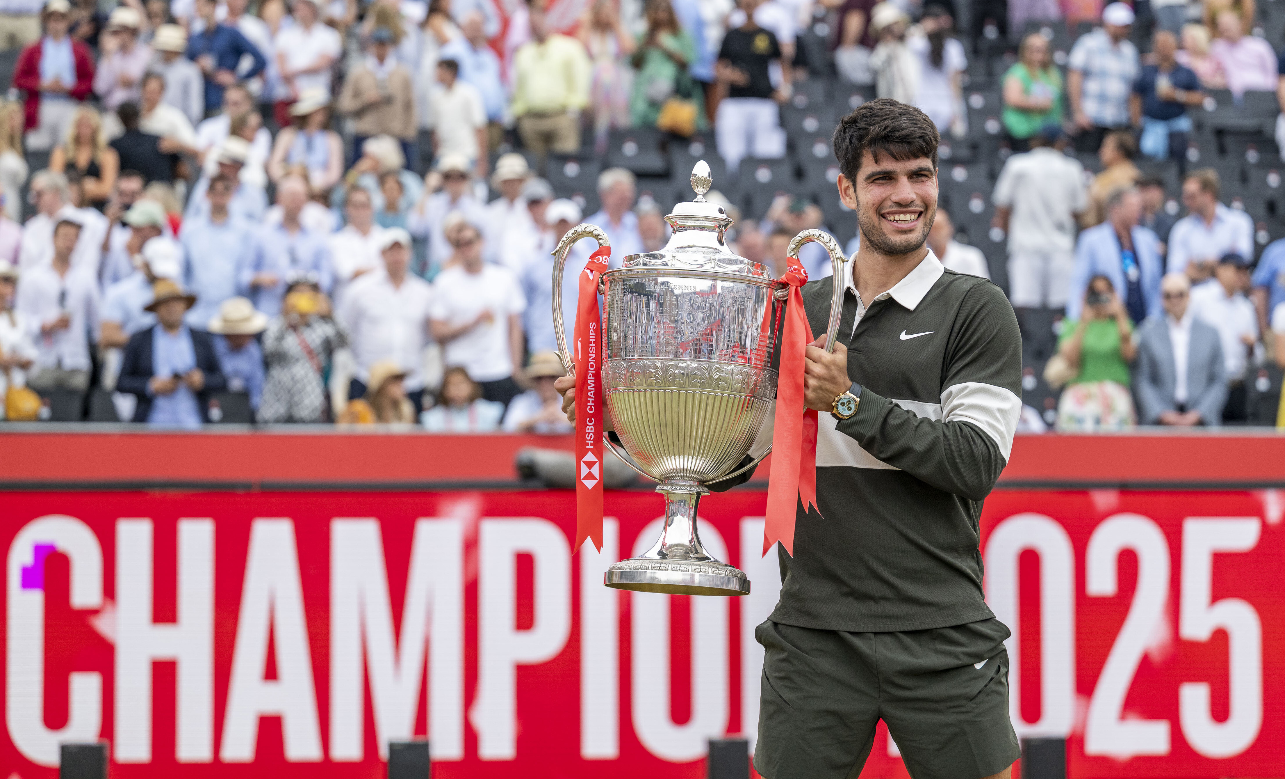 包含德国网球队险胜法国网球队，阿尔卡拉斯制霸全场的词条