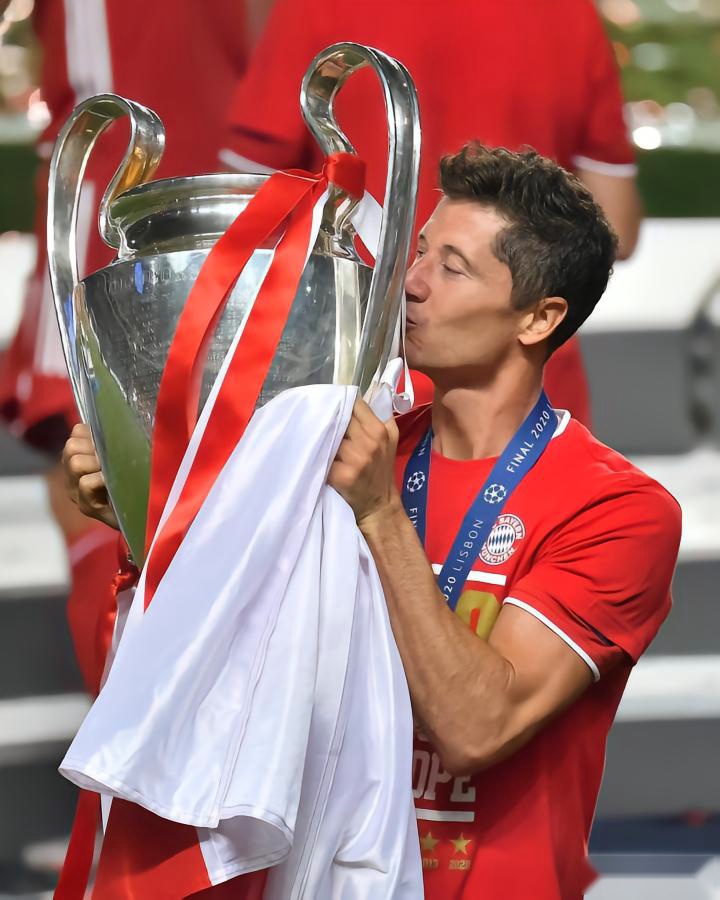 拜仁强势法国，莱万绝境逆转