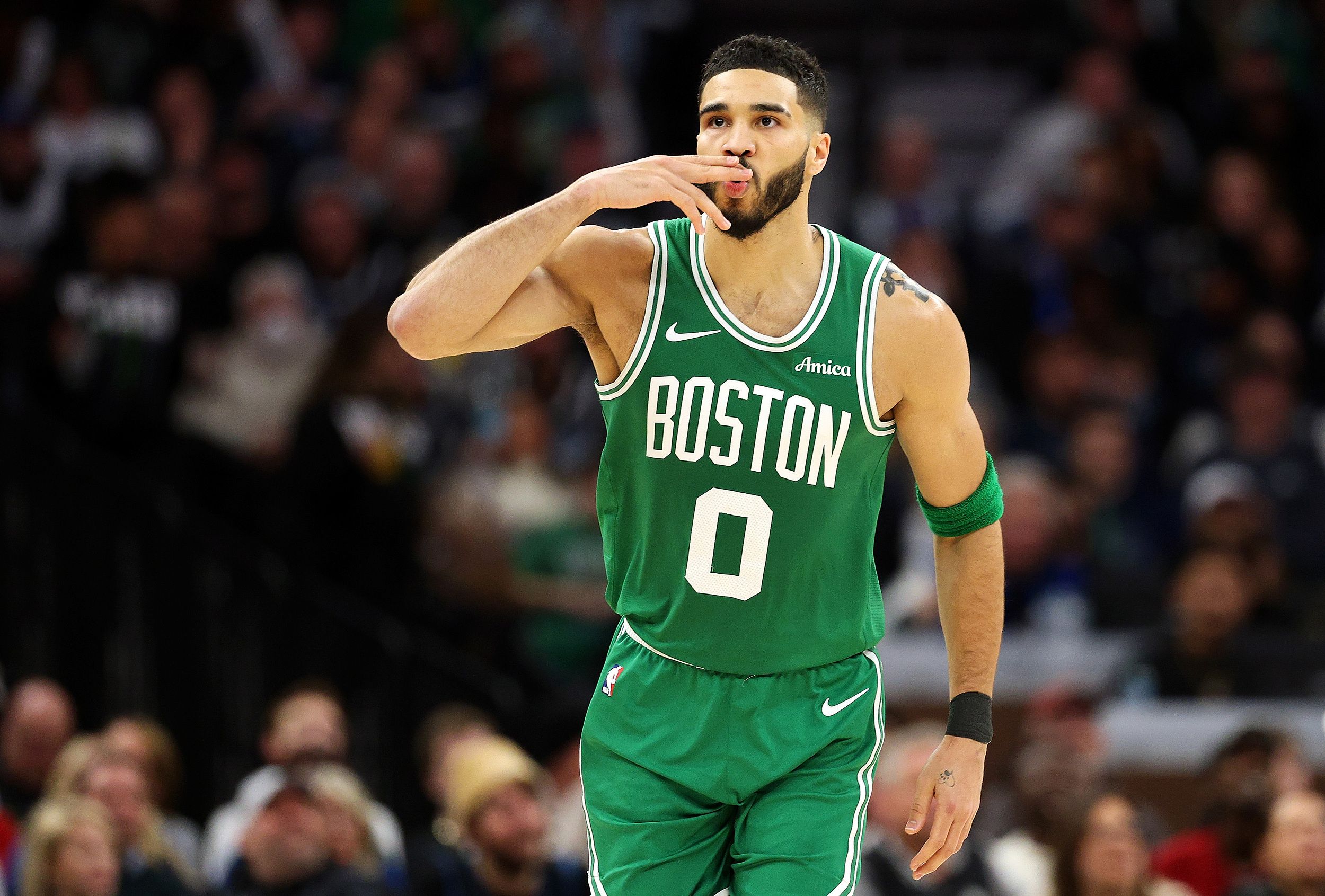 凯尔特人碾压独行侠，浓眉哥带队取胜