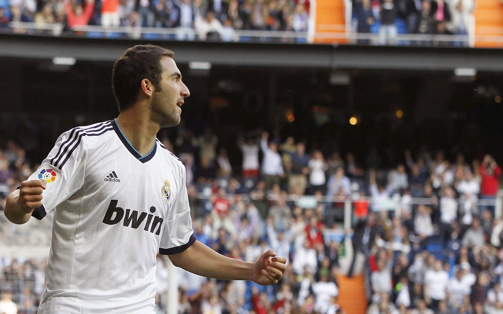 赛道与球场,戈贝尔的关键战不手软与F1街道赛之夜的共振